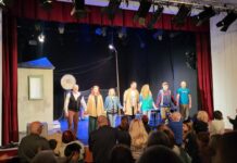 „Acasă la tata” – când teatrul devine oglinda amară a vieții de zi cu zi