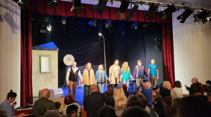 „Acasă la tata” – când teatrul devine oglinda amară a vieții de zi cu zi