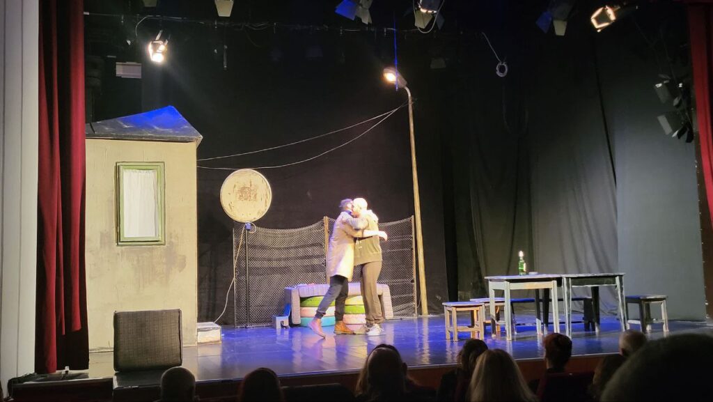 „Acasă la tata” – când teatrul devine oglinda amară a vieții de zi cu zi