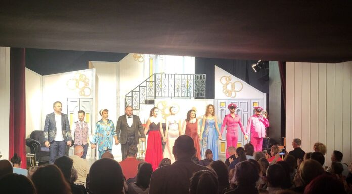 „Minciuni nevinovate”, un haos delicios pe scena comediei