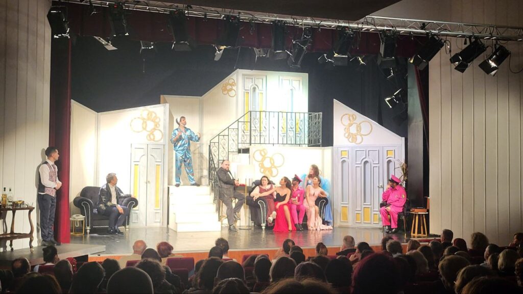 „Minciuni nevinovate”, un haos delicios pe scena comediei